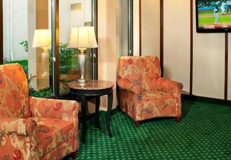 Courtyard Toledo Airport Holland Hotel Interior photo